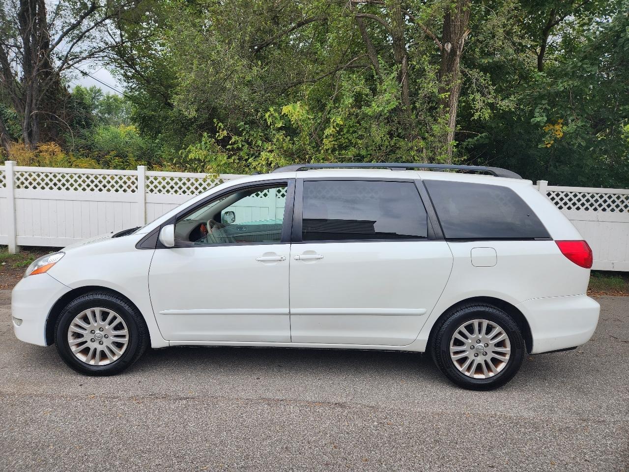 Toyota Sienna XLE FWD 2010