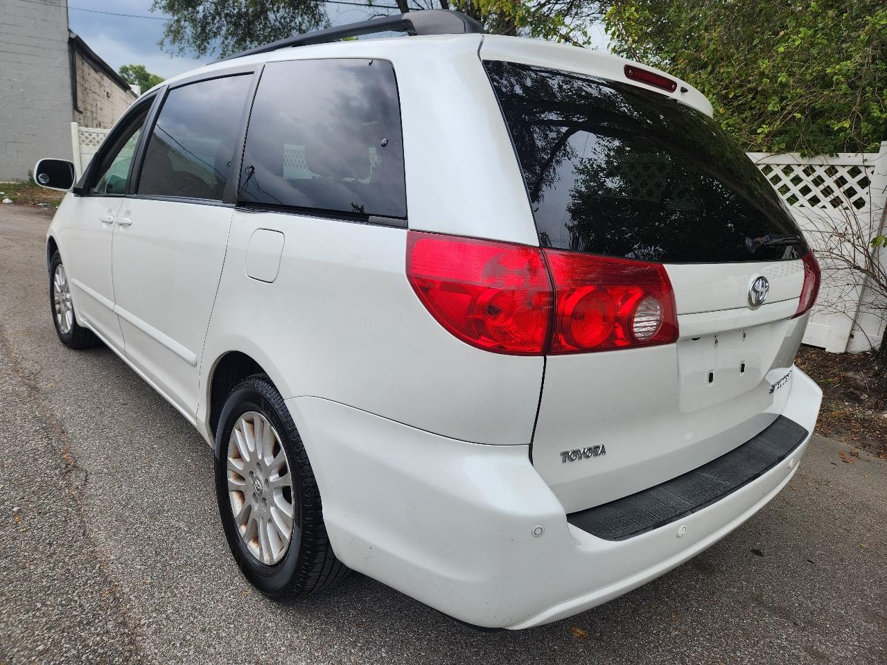 Toyota Sienna XLE FWD 2010