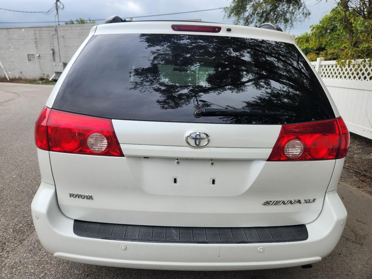 Toyota Sienna XLE FWD 2010
