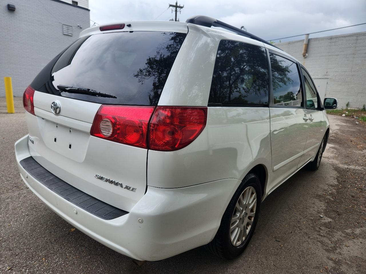 Toyota Sienna XLE FWD 2010