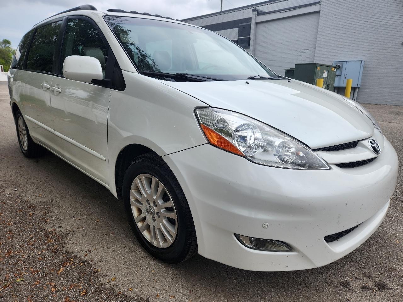 Toyota Sienna XLE FWD 2010