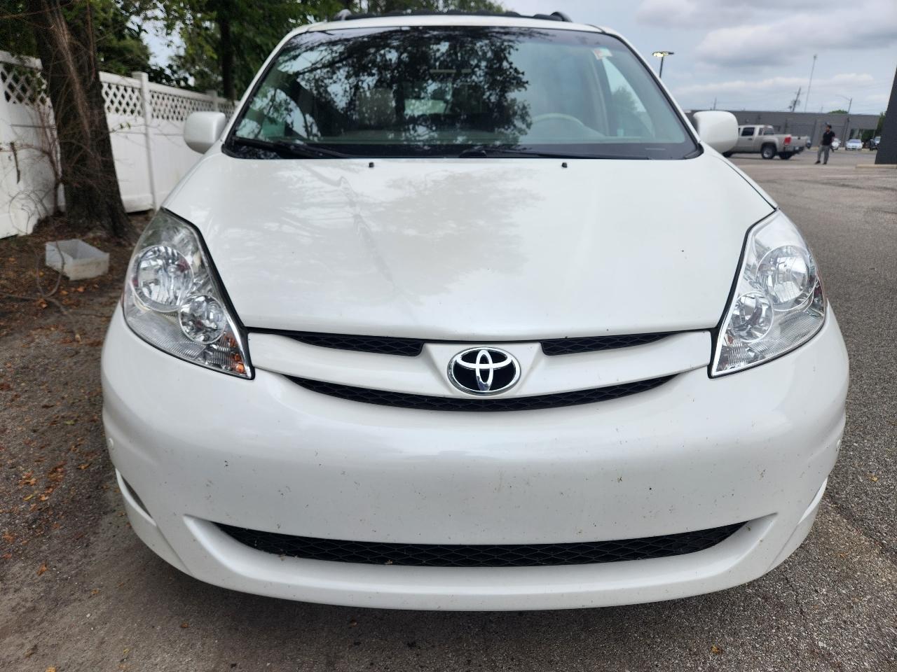 Toyota Sienna XLE FWD 2010