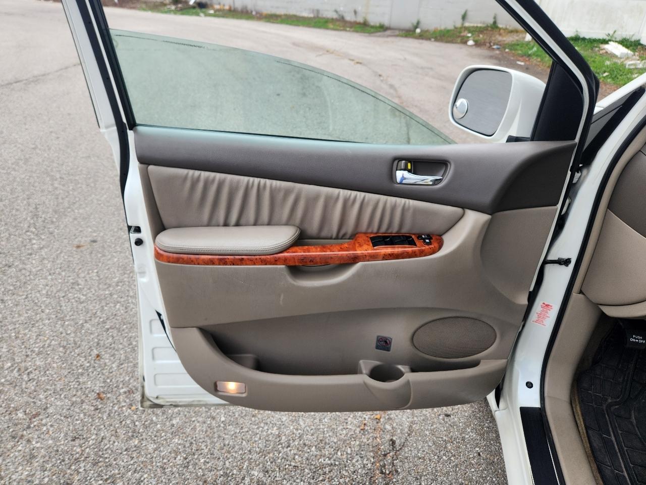 Toyota Sienna XLE FWD 2010