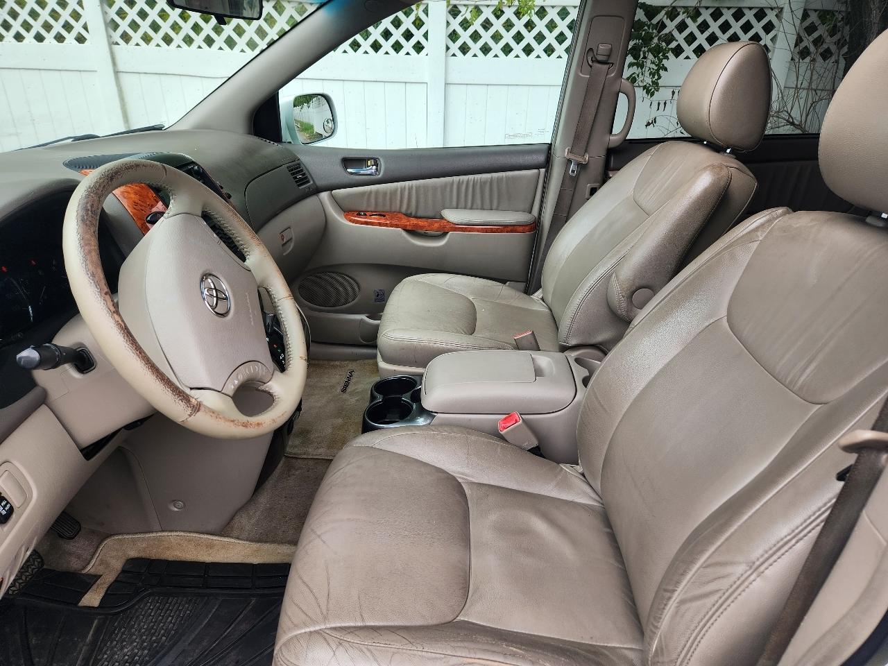 Toyota Sienna XLE FWD 2010