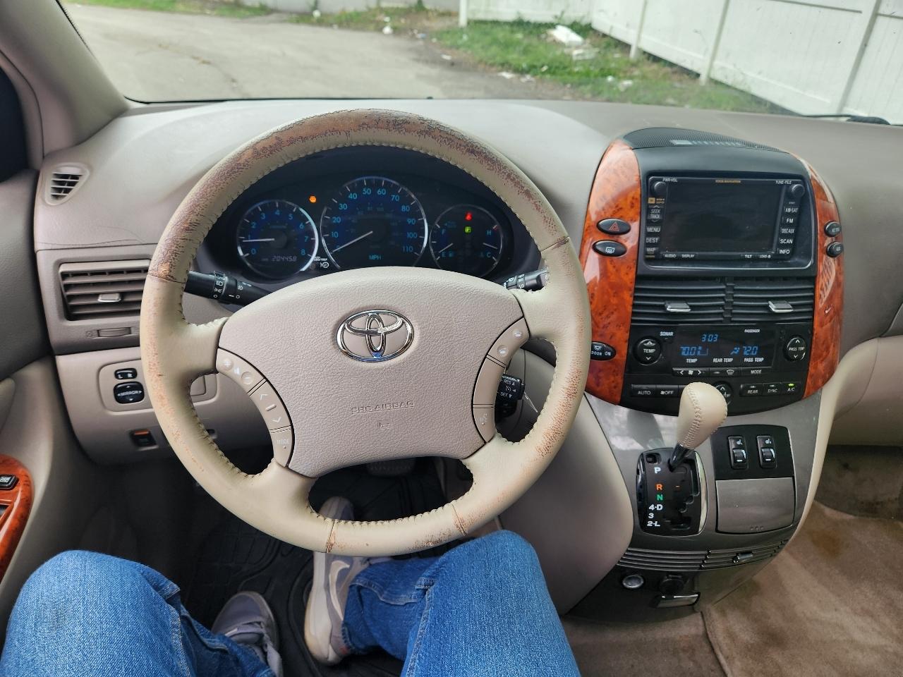 Toyota Sienna XLE FWD 2010