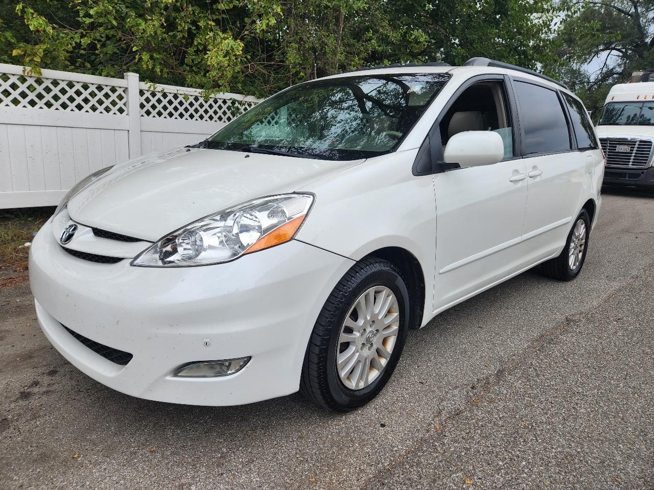 Toyota Sienna XLE FWD 2010