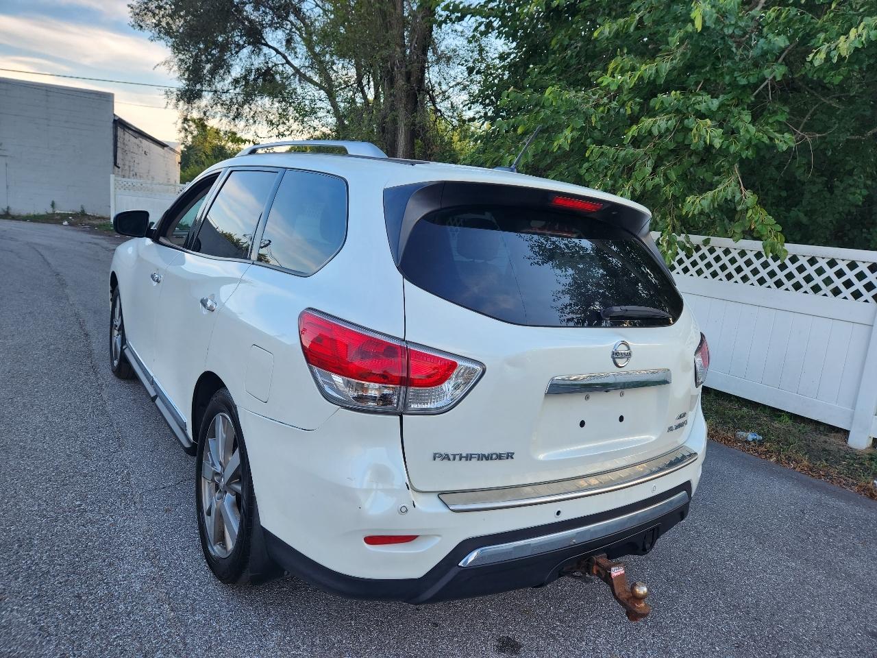 Nissan Pathfinder SV 4WD 2015