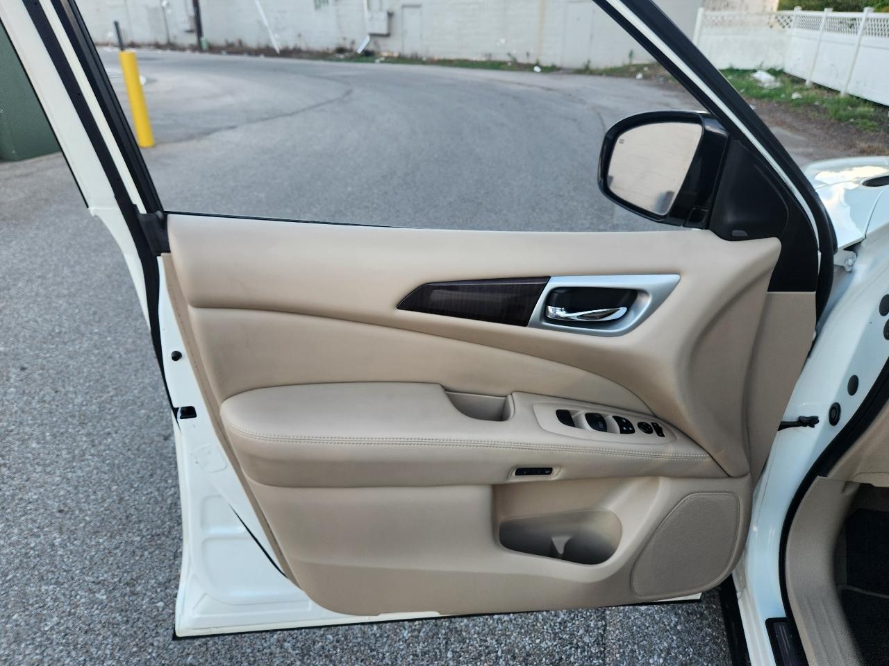 Nissan Pathfinder SV 4WD 2015