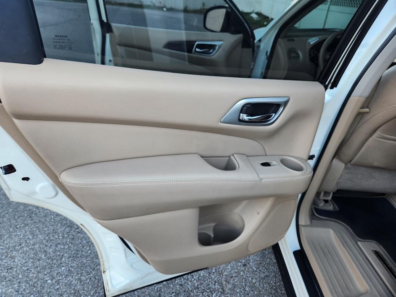 Nissan Pathfinder SV 4WD 2015