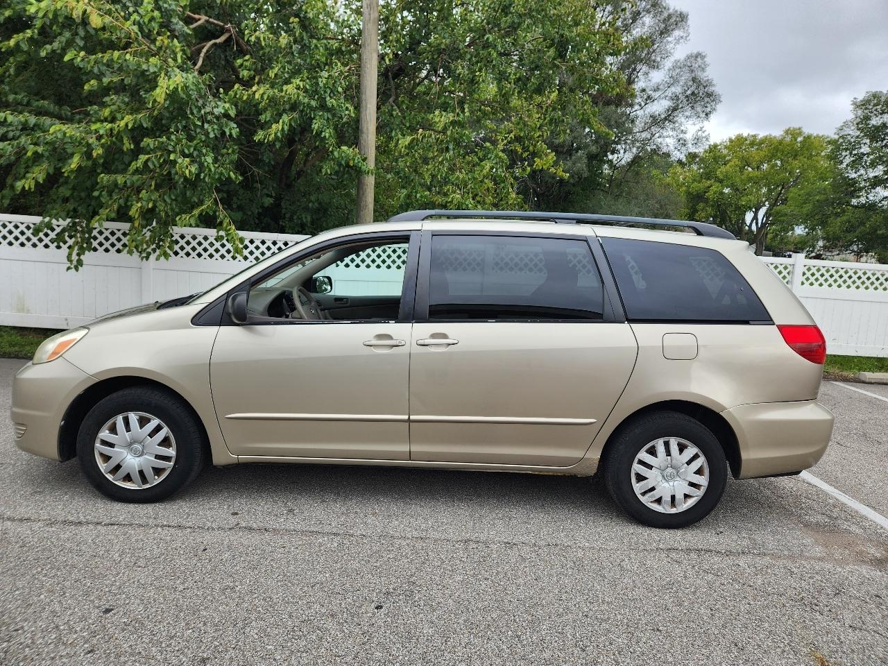 Toyota Sienna photo 2