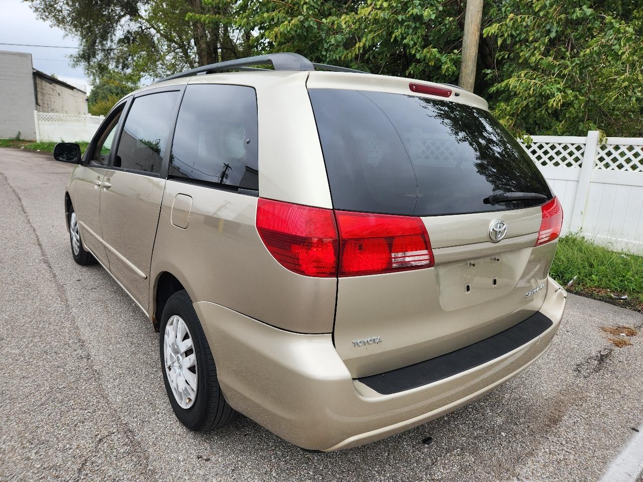 Toyota Sienna photo 3