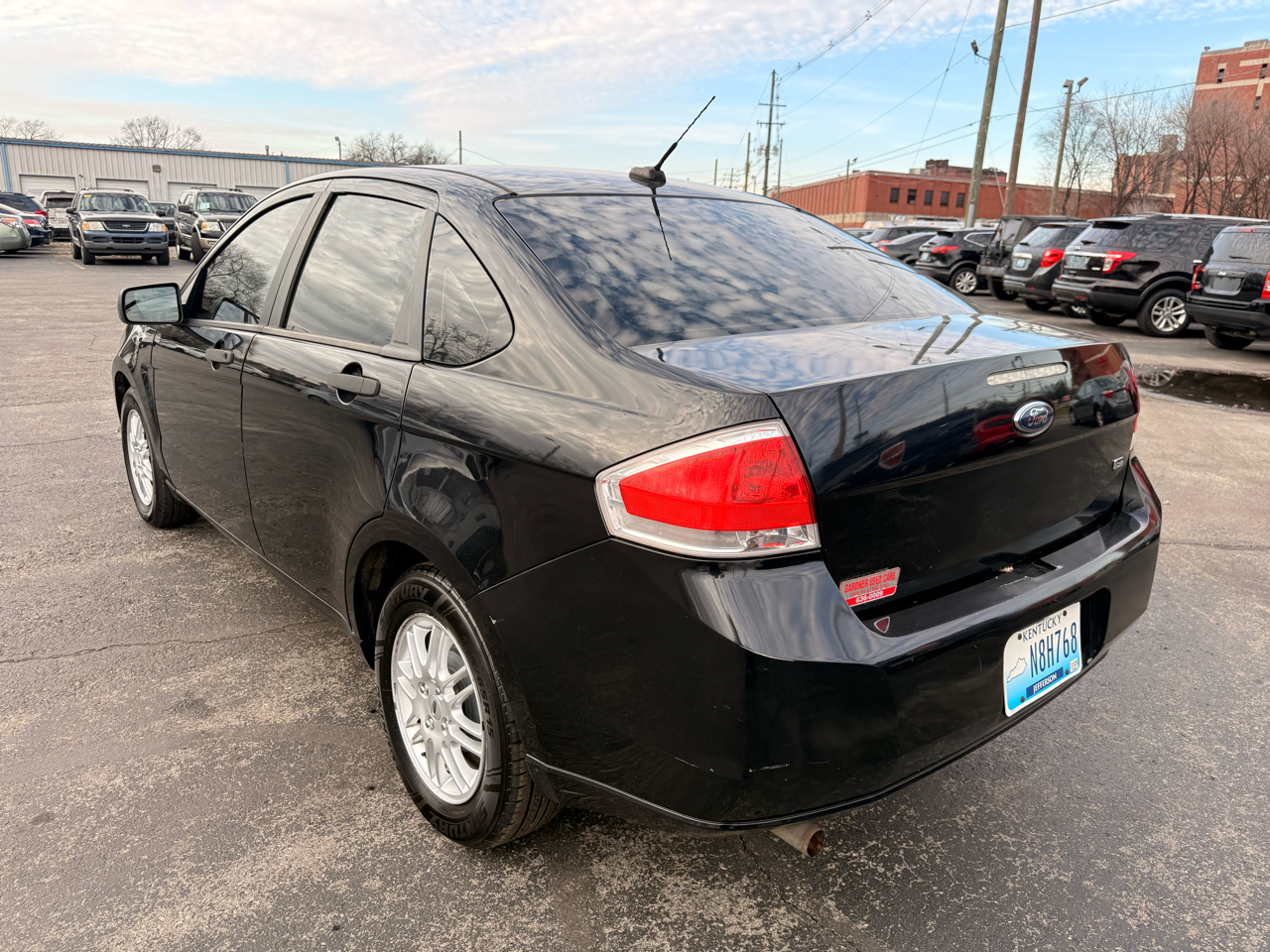 Ford Focus 4dr Sdn SE 2010