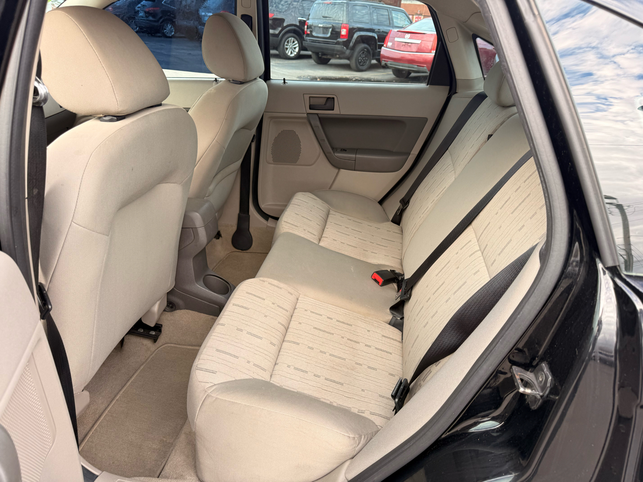 Ford Focus 4dr Sdn SE 2010