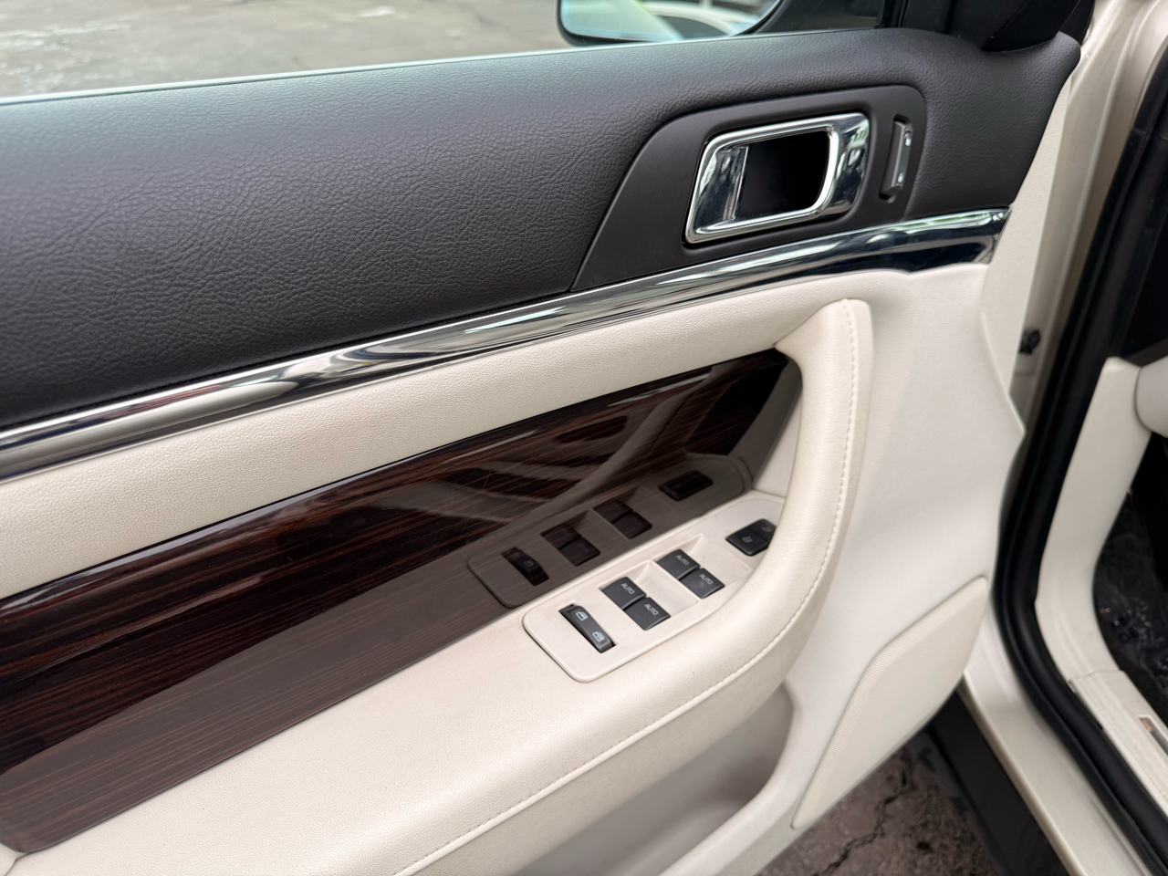 Lincoln MKS 4dr Sdn 3.7L FWD 2011