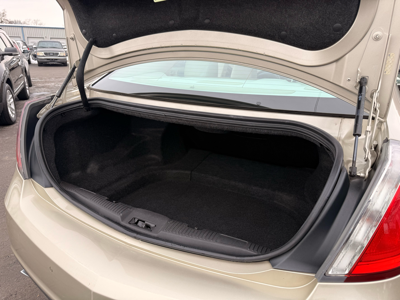 Lincoln MKS 4dr Sdn 3.7L FWD 2011