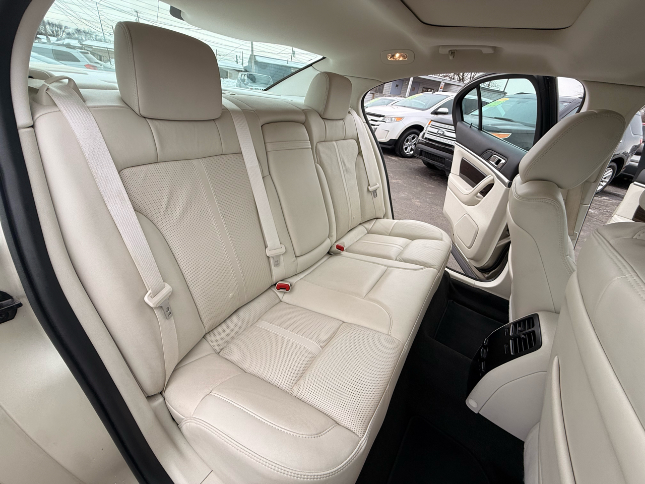 Lincoln MKS 4dr Sdn 3.7L FWD 2011