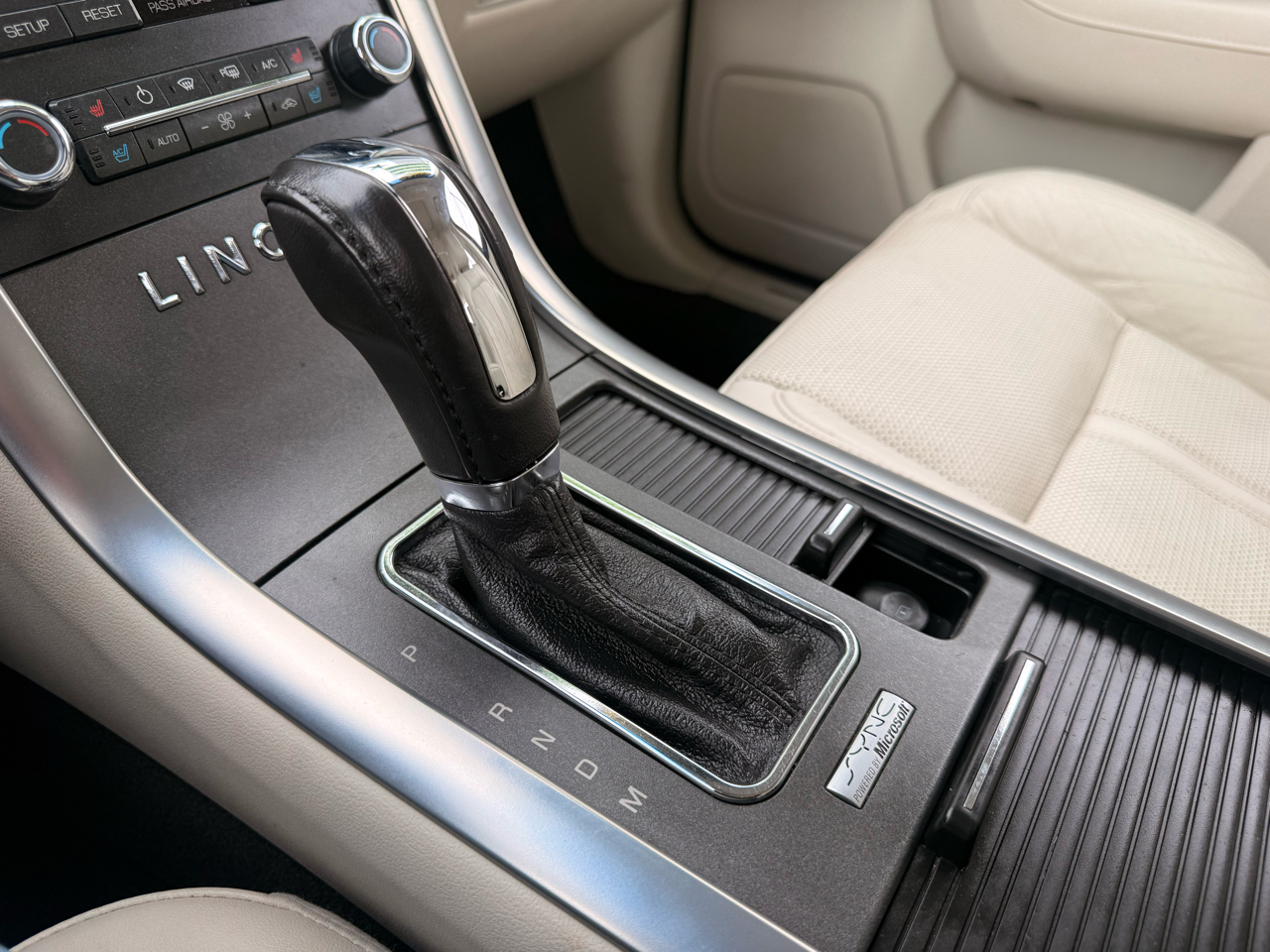 Lincoln MKS 4dr Sdn 3.7L FWD 2011