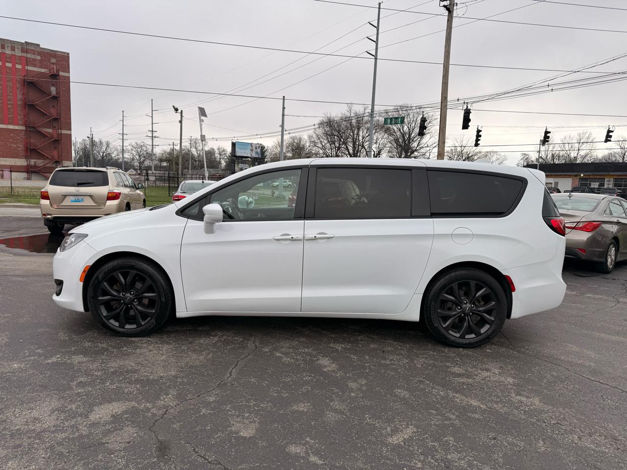 Chrysler Pacifica Touring FWD 2020