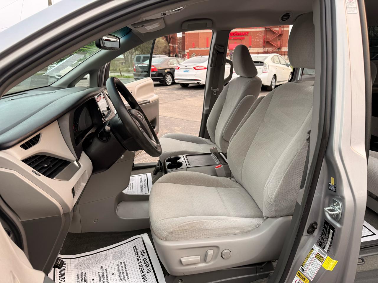 Toyota Sienna 5dr 8-Pass Van LE FWD (Natl) 2015