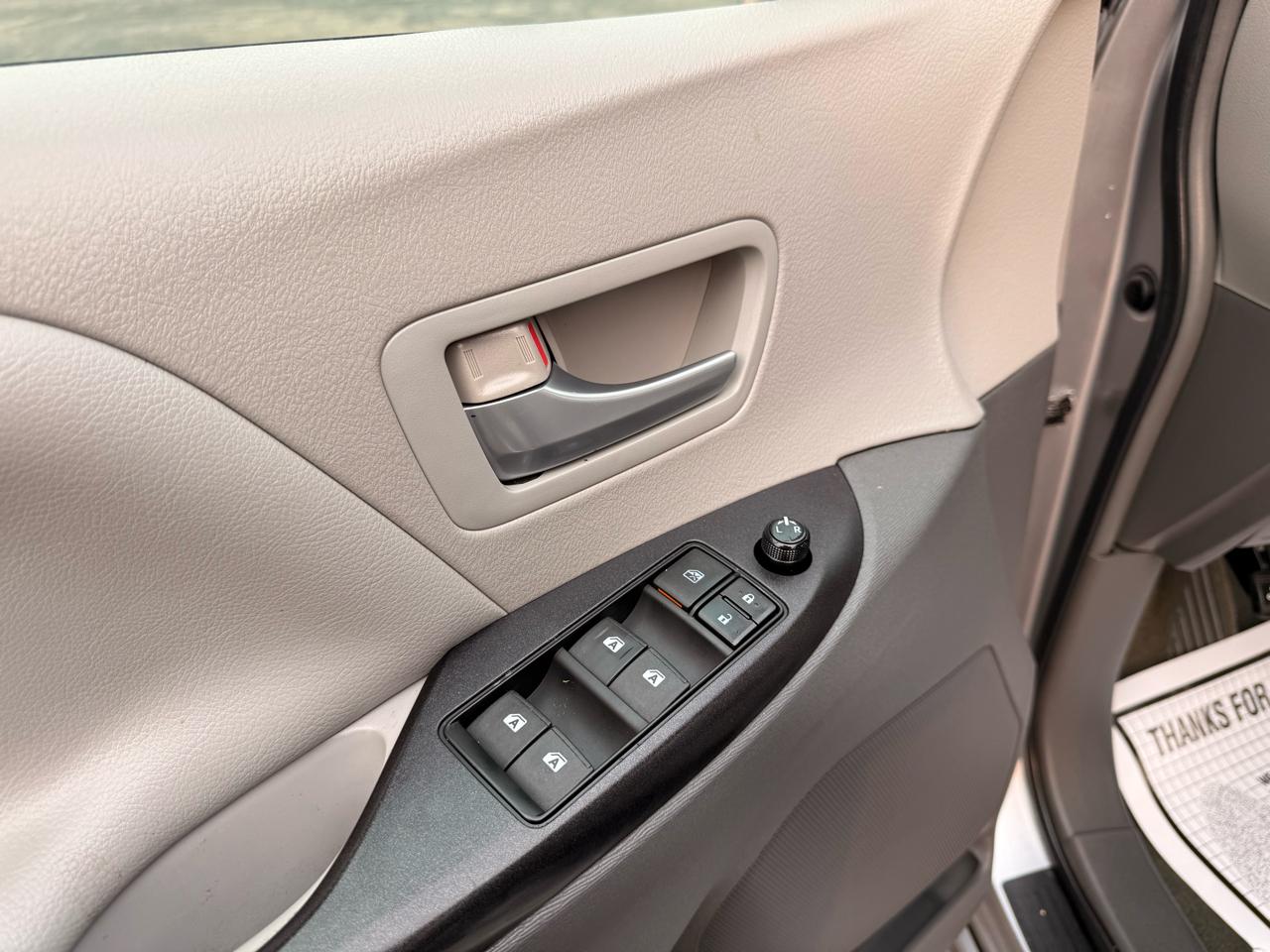 Toyota Sienna 5dr 8-Pass Van LE FWD (Natl) 2015