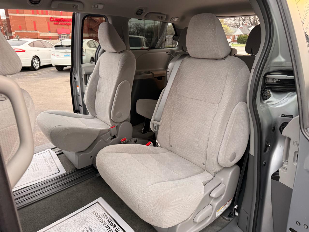 Toyota Sienna 5dr 8-Pass Van LE FWD (Natl) 2015