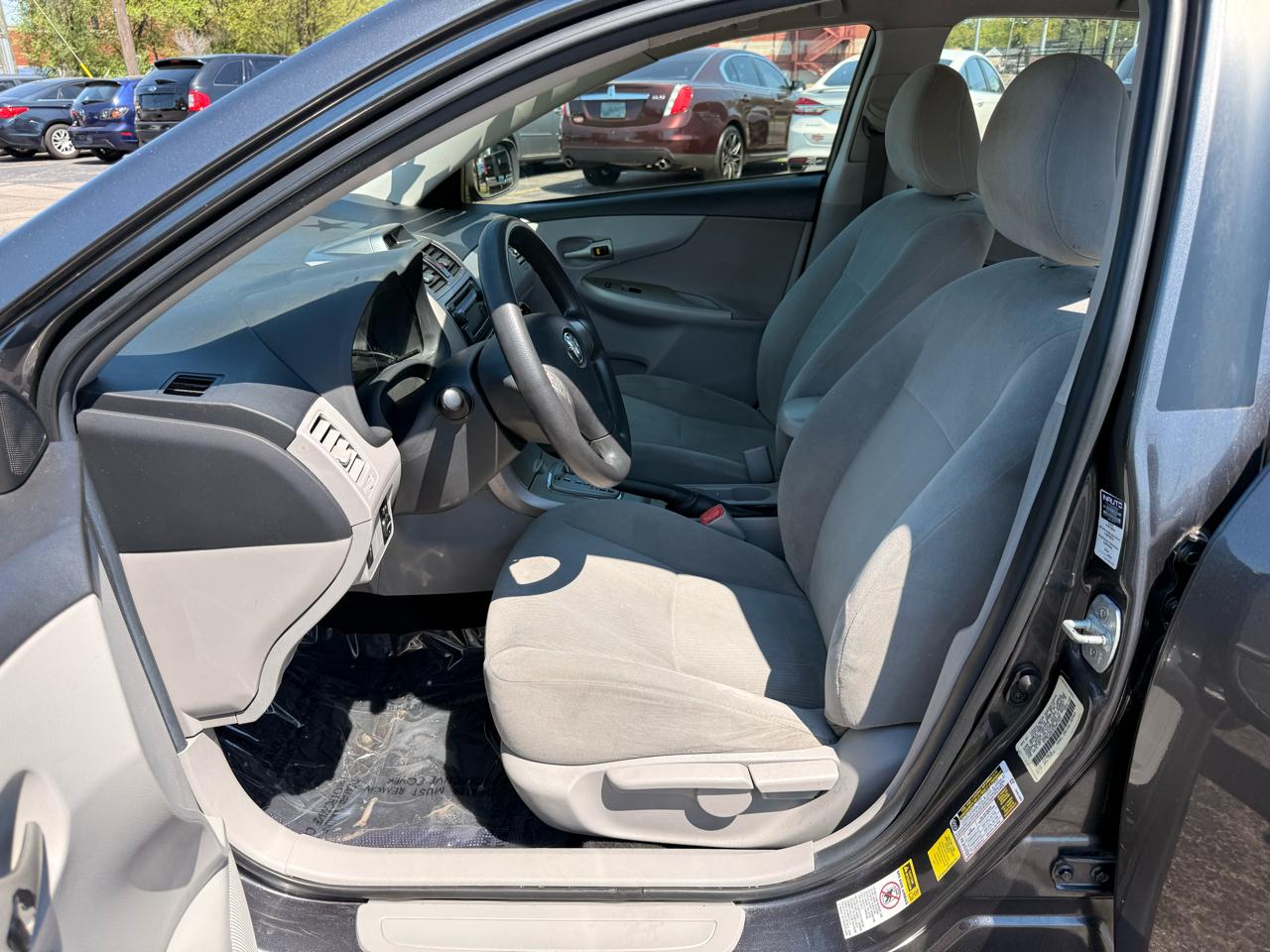 Toyota Corolla 4dr Sdn Auto LE (Natl) 2012