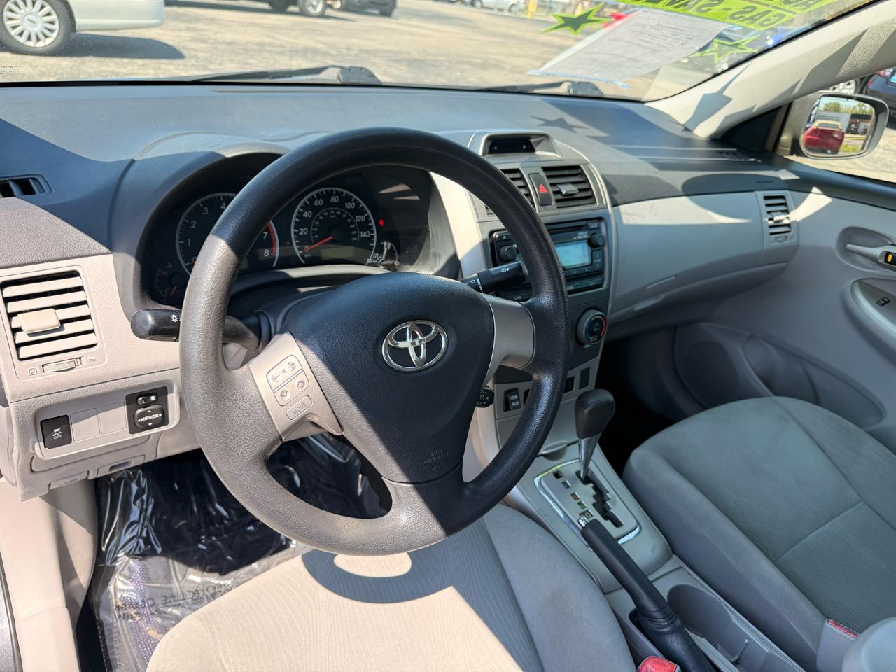 Toyota Corolla 4dr Sdn Auto LE (Natl) 2012