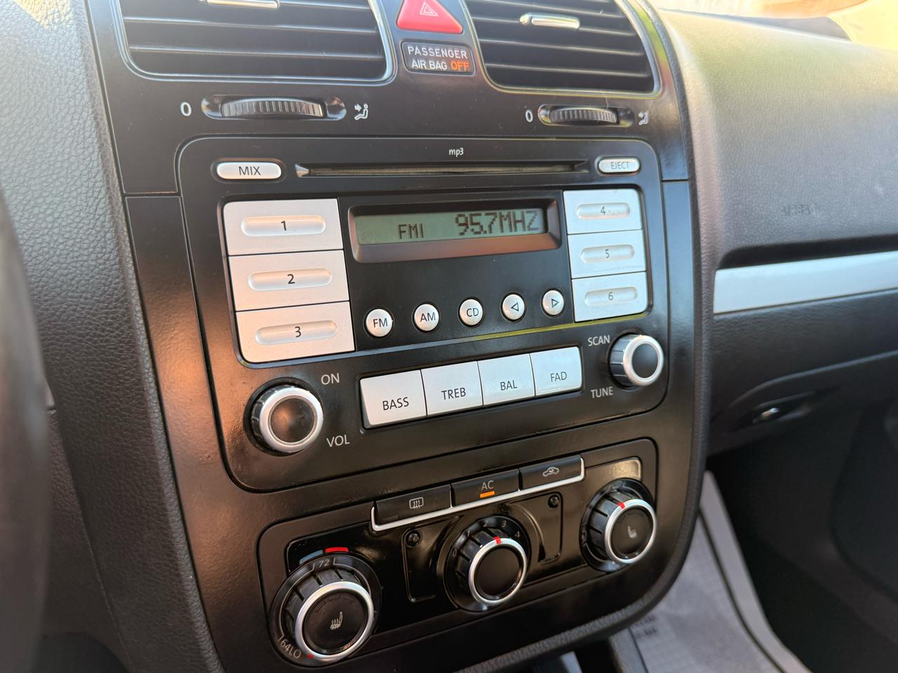 Volkswagen Jetta Sedan 4dr Auto Limited PZEV 2010