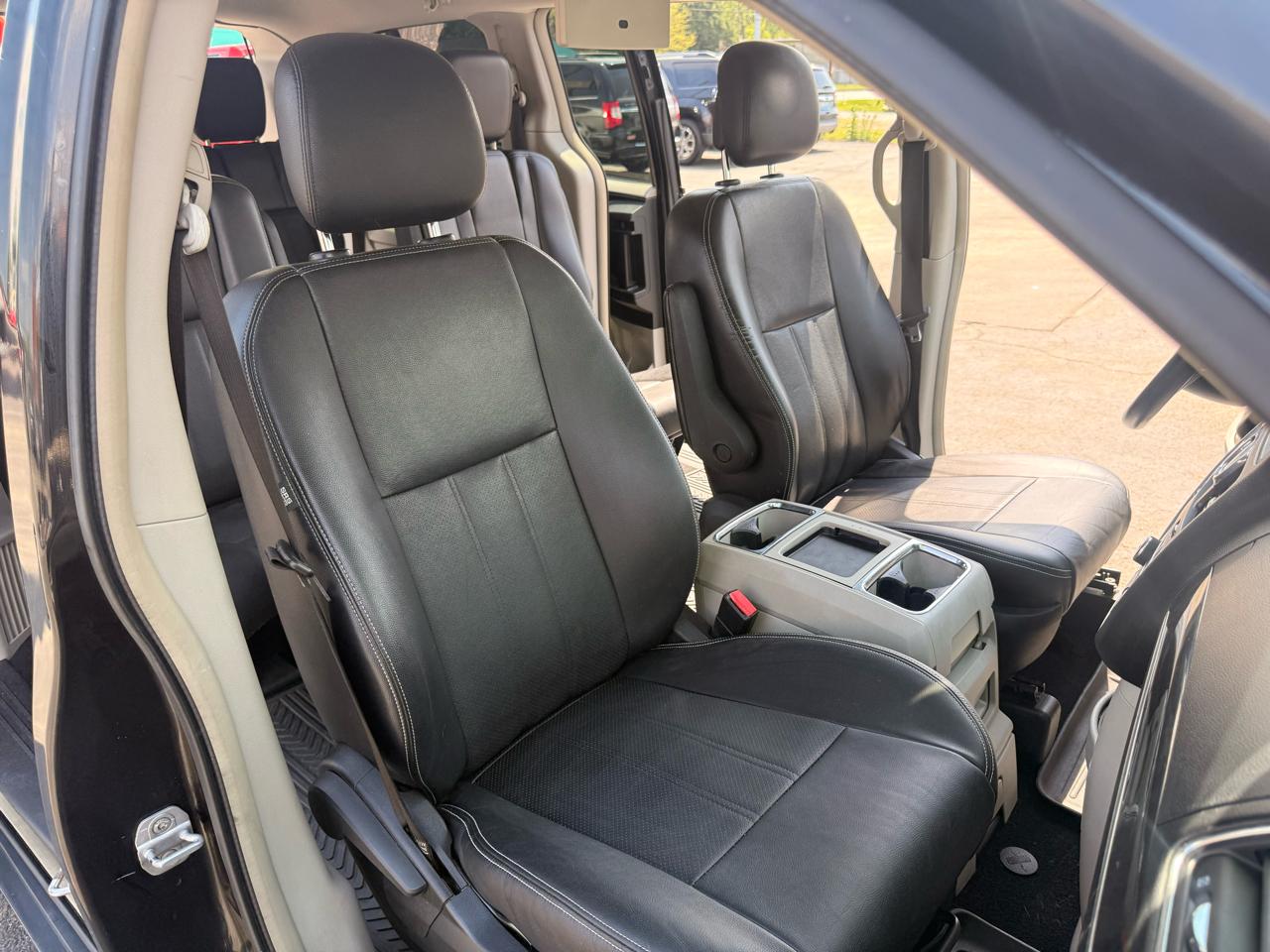 Chrysler Town & Country 4dr Wgn Touring 2012