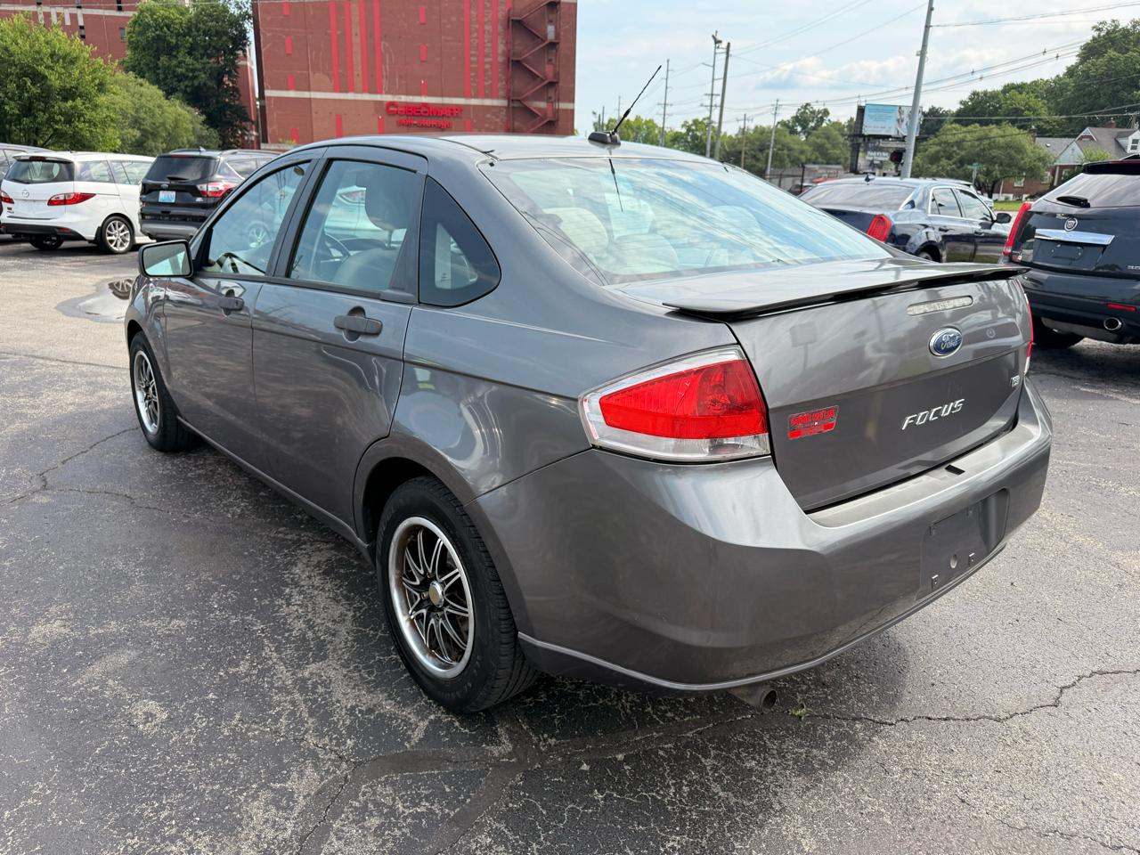 Ford Focus 4dr Sdn SE 2010