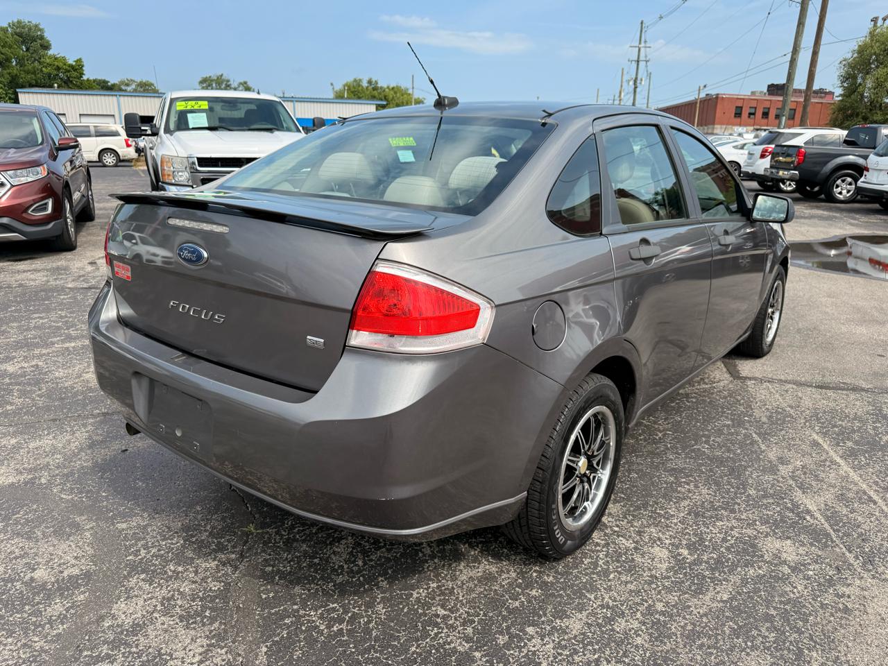 Ford Focus 4dr Sdn SE 2010