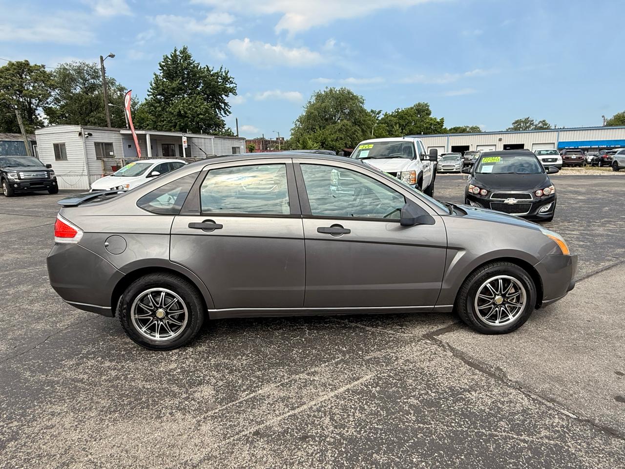 Ford Focus 4dr Sdn SE 2010