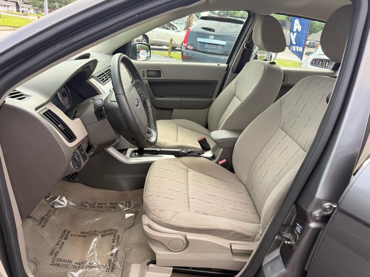 Ford Focus 4dr Sdn SE 2010