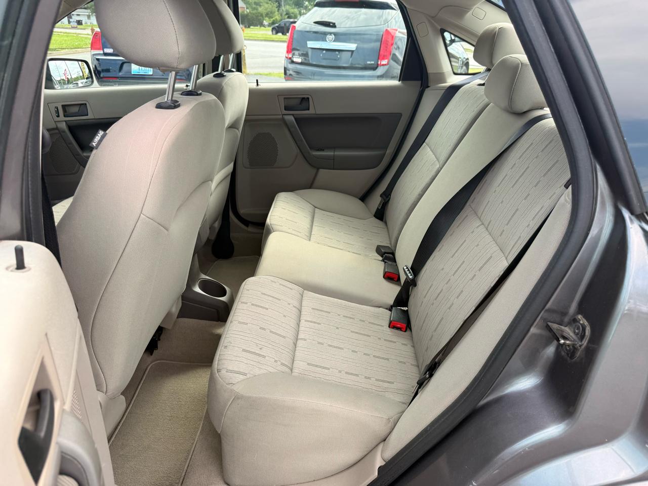 Ford Focus 4dr Sdn SE 2010