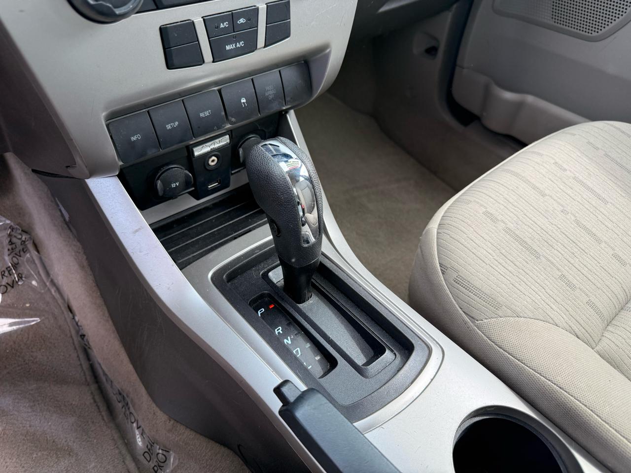 Ford Focus 4dr Sdn SE 2010