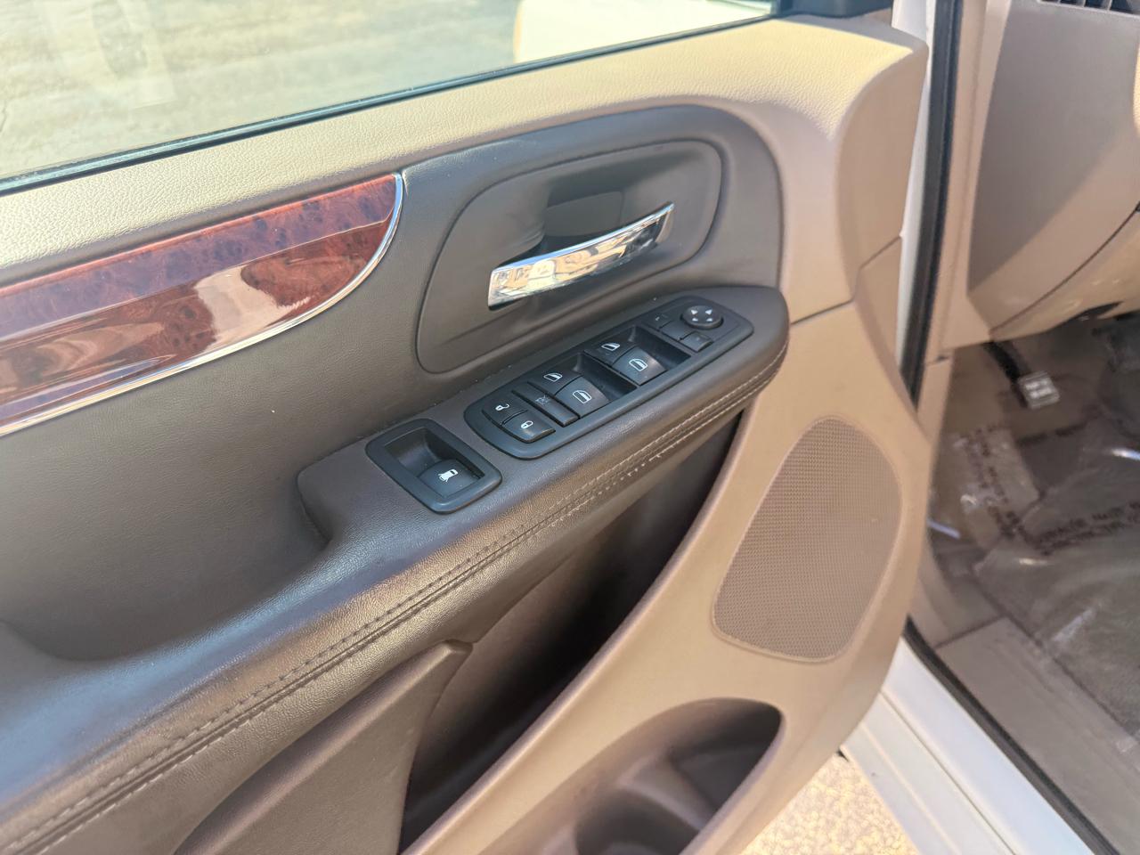 Chrysler Town & Country 4dr Wgn Touring-L 2012