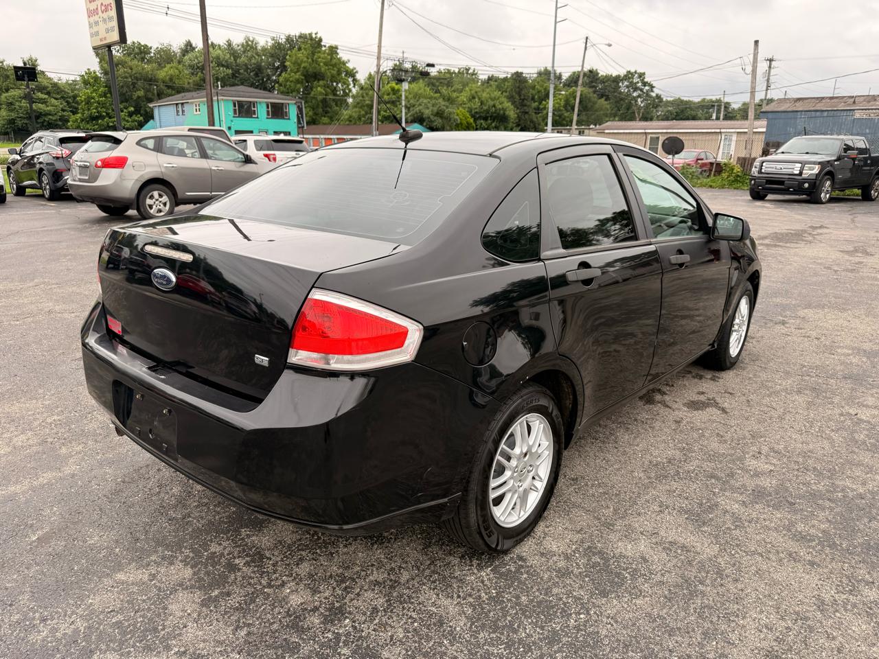 Ford Focus 4dr Sdn SE 2010