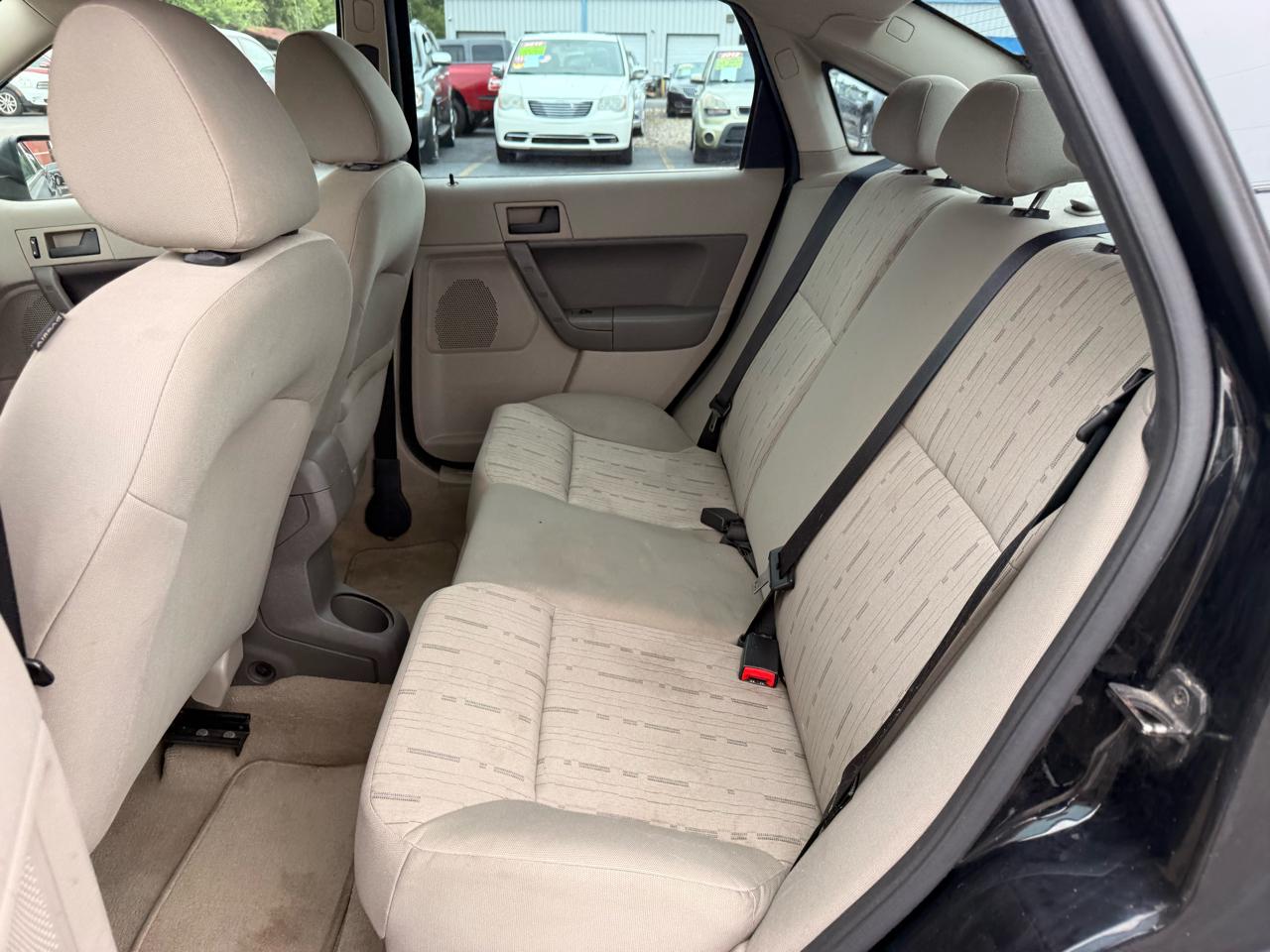 Ford Focus 4dr Sdn SE 2010