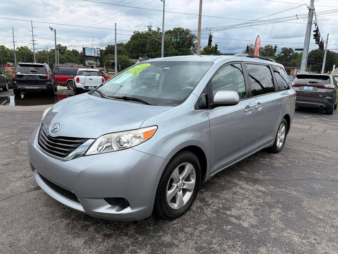Toyota Sienna 5dr 8-Pass Van V6 LE FWD (Natl) 2014