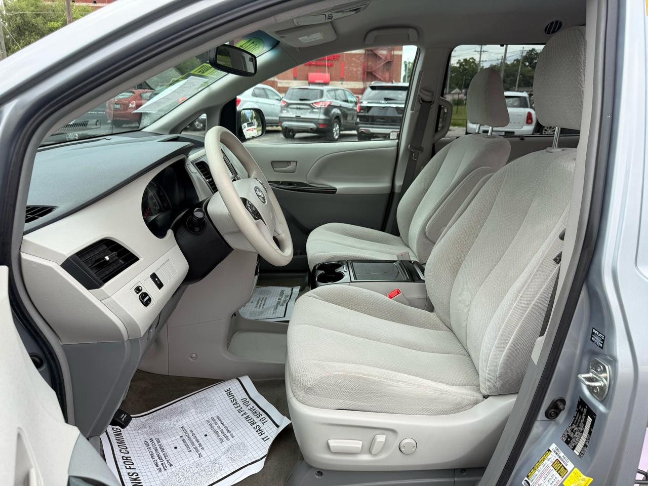 Toyota Sienna 5dr 8-Pass Van V6 LE FWD (Natl) 2014
