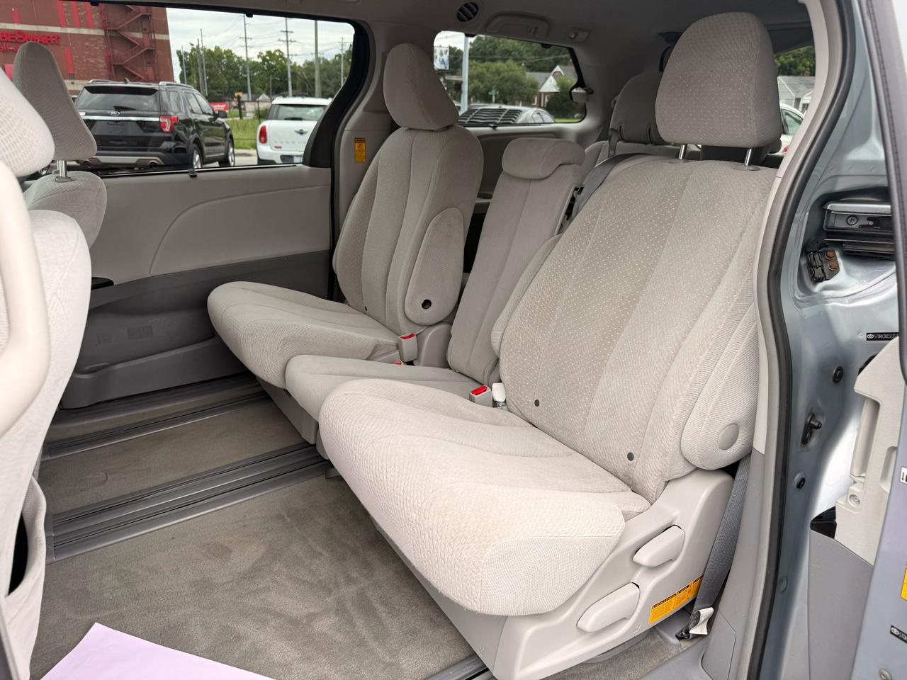 Toyota Sienna 5dr 8-Pass Van V6 LE FWD (Natl) 2014