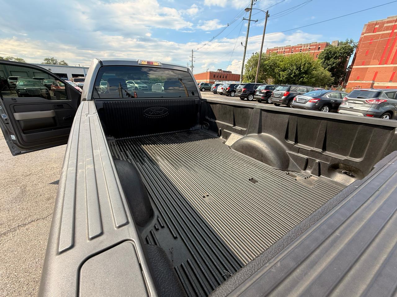 Ford F-150 2WD Reg Cab 145" XLT w/Mid-Box Prep 2010