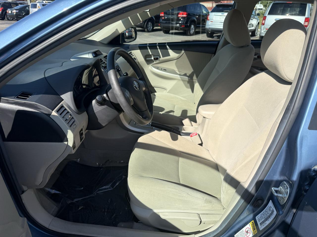Toyota Corolla 4dr Sdn Auto LE Special Edition (Natl) 2013
