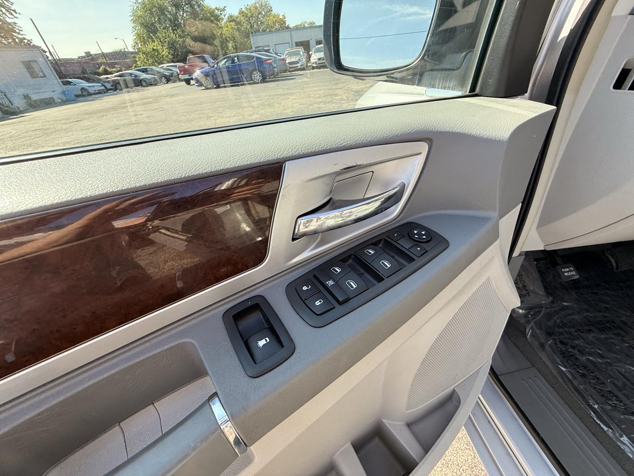 Chrysler Town & Country 4dr Wgn Touring 2010