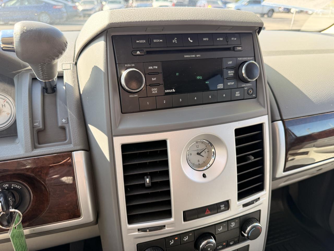 Chrysler Town & Country 4dr Wgn Touring 2010