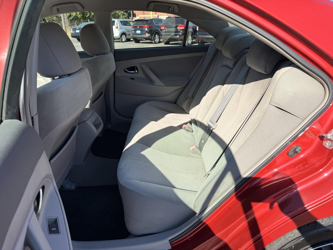 Toyota Camry 4dr Sdn I4 Auto LE (Natl) 2011