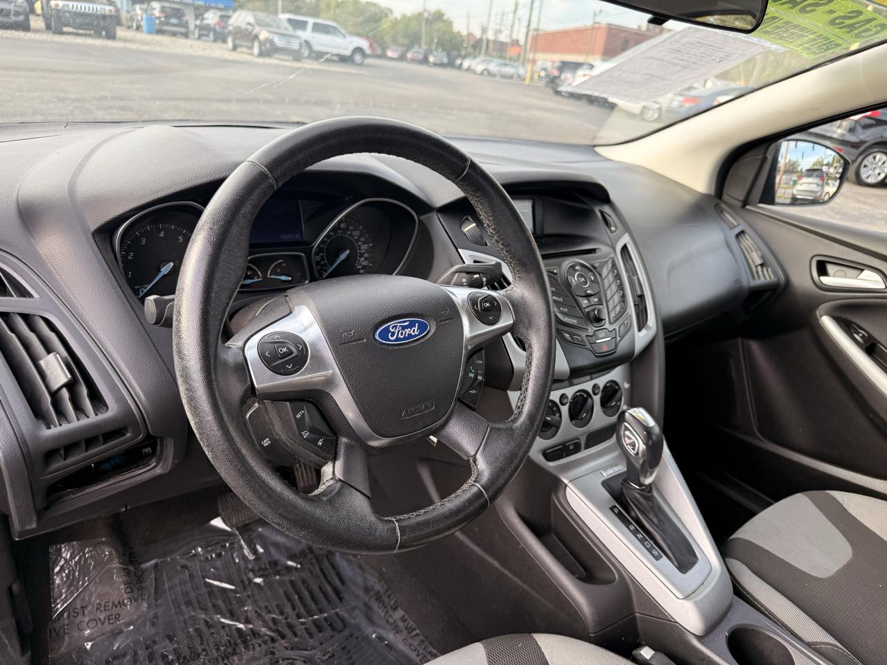 Ford Focus 4dr Sdn SE 2012