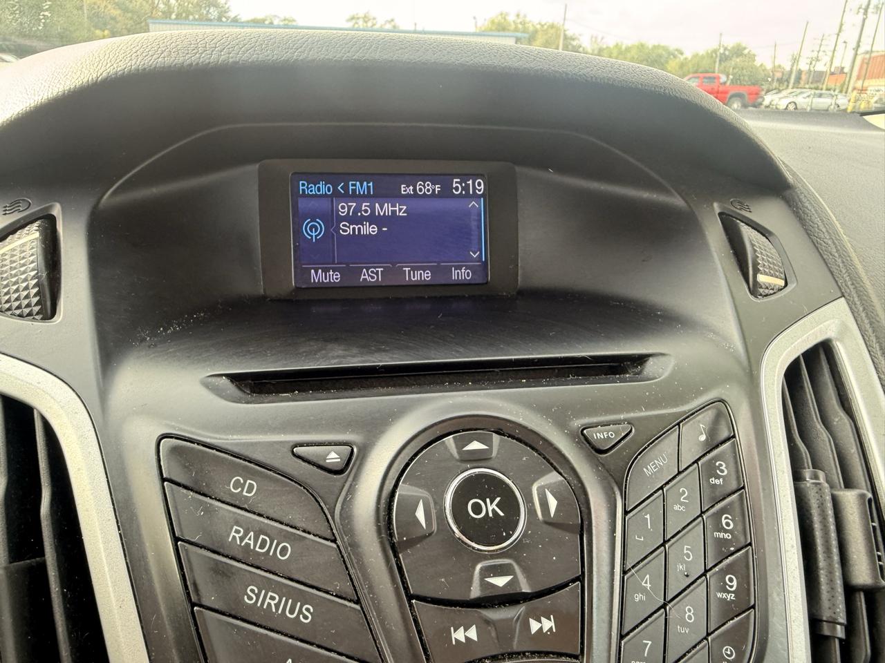 Ford Focus 4dr Sdn SE 2012