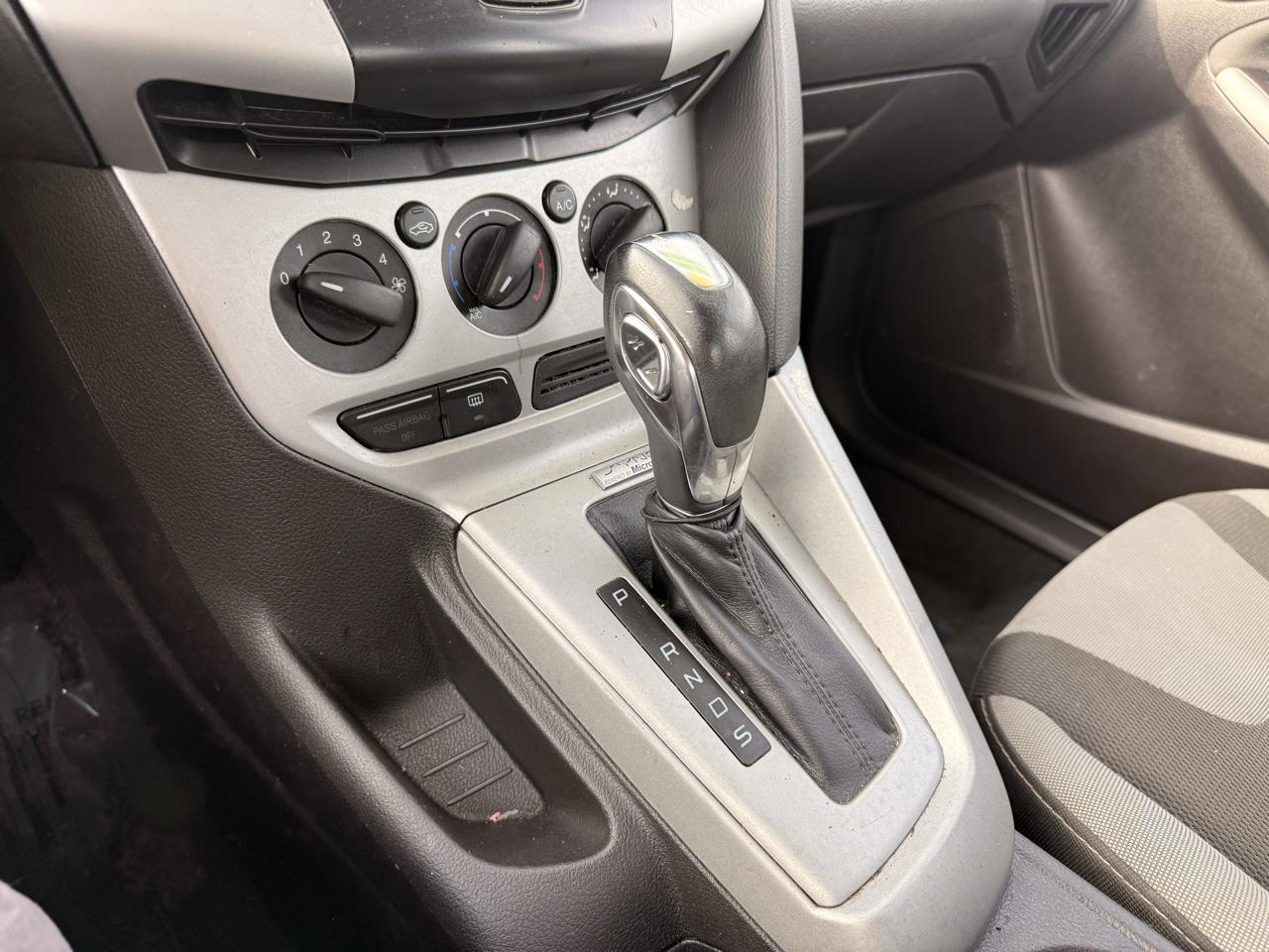 Ford Focus 4dr Sdn SE 2012