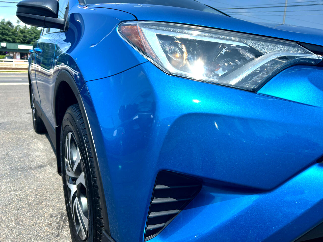2017 Toyota RAV4 LE photo 3